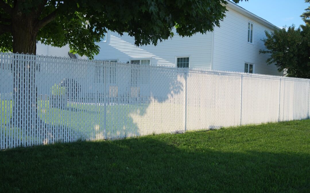 7 Best Practices for Vinyl Fence Longevity in Detroit